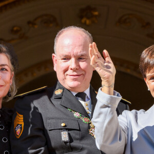 Le prince Albert II de Monaco entre ses soeurs la princesse Caroline de Hanovre et la princesse Stéphanie de Monaco - La famille princière de Monaco apparaît au balcon du palais lors de la fête nationale de Monaco, le 19 novembre 2021. © Claudia Albuquerque/Bestimage 