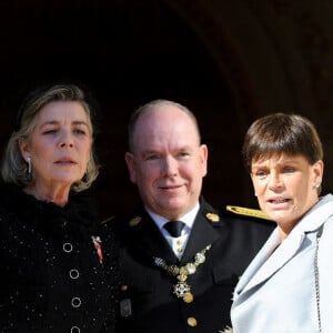 La princesse Caroline de Hanovre, Le prince Albert II de Monaco, la princesse Stéphanie de Monaco - La famille princière au balcon lors de la fête nationale de Monaco le 19 novembre 2021. © Dominique Jacovides / Bruno Bebert / Bestimage  Monaco National Day at princely palace on november 19th 2021 