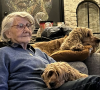 Pierre Ménès a partagé une photo de sa mère, installée dans un canapé avec deux chiens à ses côtés
 