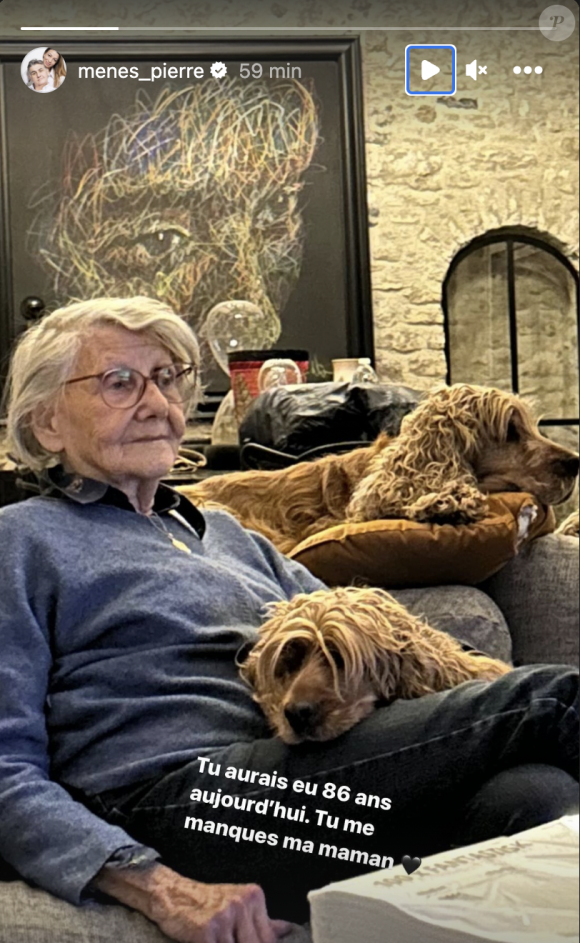 Pierre Ménès a partagé une photo de sa mère, installée dans un canapé avec deux chiens à ses côtés
 