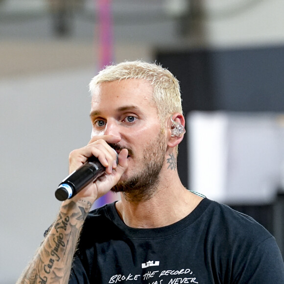 Matt Pokora (M.Pokora) interprète quelques chansons dans le cadre d'une animation Radio Scoop au Gymnase Mado Bonnet à Lyon le 26 octobre 2023.