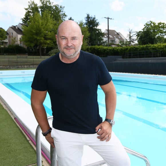 Exclusif - Sébastien Cauet pose au bord de la piscine municipale - L'animateur radio de NRJ, Sébastien Cauet retourne à Marle (Aisne), sa ville natale, et inaugure la piscine municipale qui porte son nom le 11 juin 2022. © Claude Dubourg/Bestimage