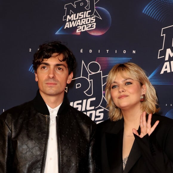 Florian Rossi et sa compagne Louane au photocall de la 25ème cérémonie des "NRJ Music Awards (NMA)" au palais des Festivals et des Congrès de Cannes, France, le 10 novembre 2023. © Dominique Jacovides/Bestimage 
