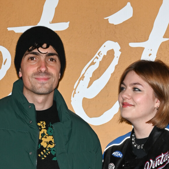 Florian Rossi et sa compagne Louane Emera - Avant-première du film "Cet été-là" au cinéma Pathé Wepler à Paris le 3 janvier 2022. © Coadic Guirec/Bestimage 