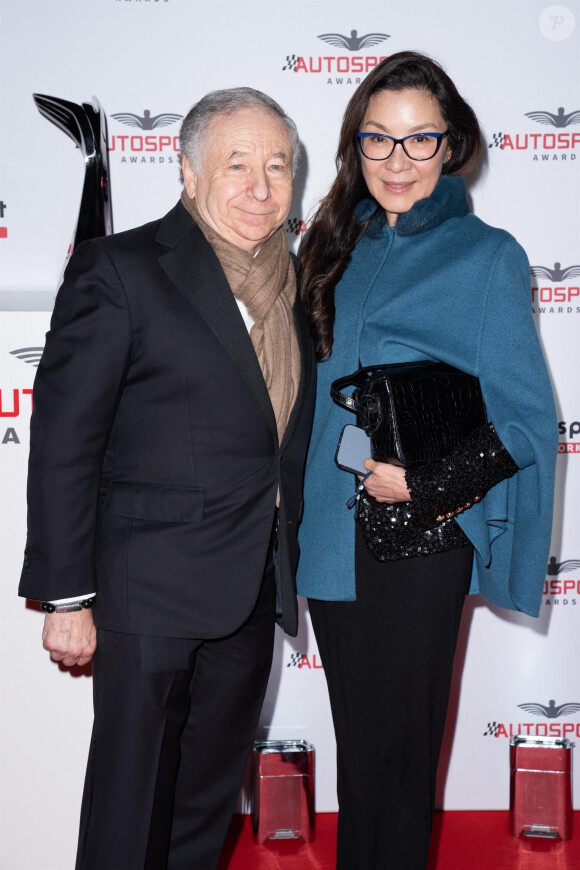 Sur la photo, on peut voir l'ancien patron de Ferrari avec Michelle Yeoh
 
Jean Todt et sa femme Michelle Yeoh au photocall des "Autosport Awards" à Londres, le 6 février 2022.
