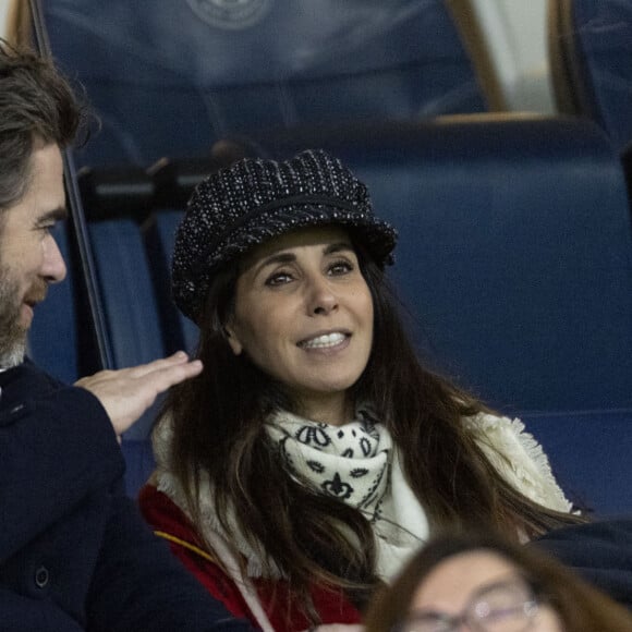 En témoignent les photos d'eux au Parc des princes, ce vendredi 24 novembre, sur lesquelles les amoureux rient aux éclats. 
Reem Kherici et son mari Gilles Lemaire dans les tribunes lors du match de Ligue 1 Uber Eats "PSG - Monaco (5-2)" au Parc Des Princes, le 24 novembre 2023. © Cyril Moreau/Bestimage