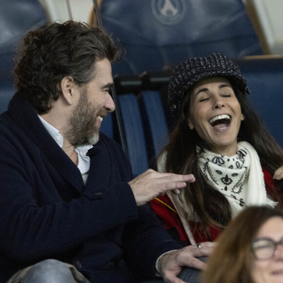 À la fin du mois de juin dernier, l'actrice et réalisatrice Reem Kherici a accouché, donnant naissance à son deuxième enfant, avec Gilles Lemaire.
Reem Kherici et son mari Gilles Lemaire dans les tribunes lors du match de Ligue 1 Uber Eats "PSG - Monaco (5-2)" au Parc Des Princes. © Cyril Moreau/Bestimage