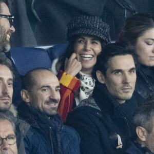 En tribunes, pendant que David Ginola jouait les séducteurs, Reem Kherici et Gilles Lemaire, eux, partageaient plus d'un fou rire. Un beau couple soudé, qui forme aussi une jolie famille de quatre. 
Reem Kherici et son mari Gilles Lemaire dans les tribunes lors du match de Ligue 1 Uber Eats "PSG - Monaco (5-2)" au Parc Des Princes, le 24 novembre 2023. © Cyril Moreau/Bestimage