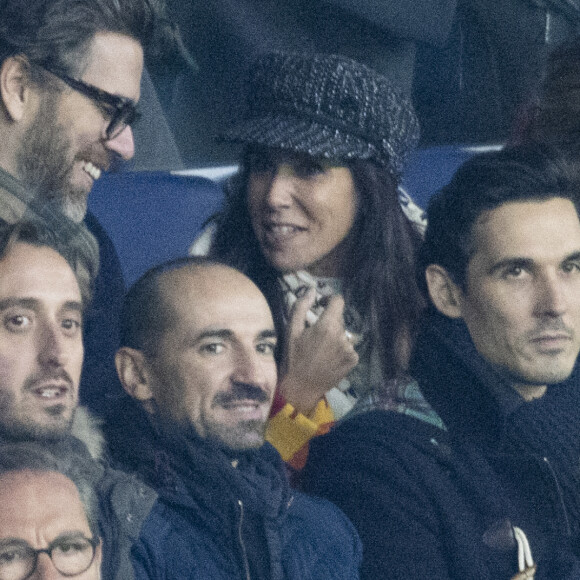 S'ils ont connu cette superbe joie durant le mois de juin dernier, l'année n'a pourtant pas été si douce pour le couple en raison d'un drame familial. Mais tout cela est derrière eux
Reem Kherici et son mari Gilles Lemaire dans les tribunes lors du match de Ligue 1 Uber Eats "PSG - Monaco (5-2)" au Parc Des Princes, le 24 novembre 2023. © Cyril Moreau/Bestimage