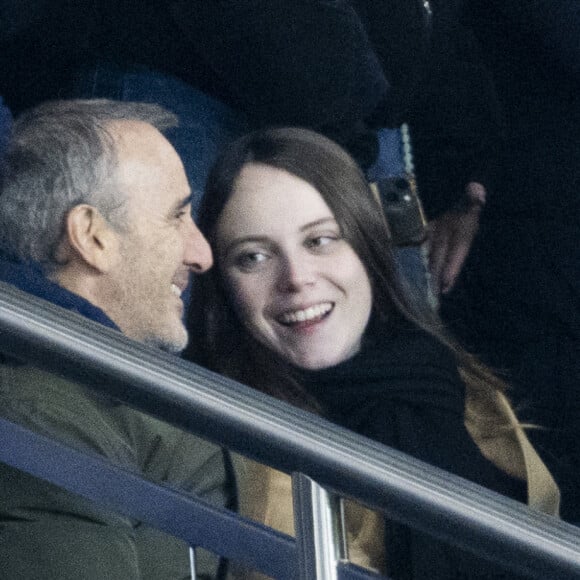 Un couple radieux en tribunes du Parc des princes.
Elie Semoun et sa compagne dans les tribunes lors du match de Ligue 1 Uber Eats "PSG - Monaco (5-2)" au Parc Des Princes, le 24 novembre 2023. © Cyril Moreau/Bestimage