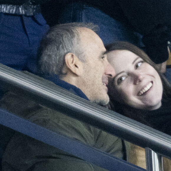 Elie Semoun et sa compagne dans les tribunes lors du match de Ligue 1 Uber Eats "PSG - Monaco (5-2)" au Parc Des Princes, le 24 novembre 2023. © Cyril Moreau/Bestimage