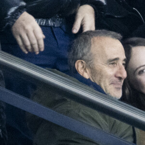 Elie Semoun et sa compagne dans les tribunes lors du match de Ligue 1 Uber Eats "PSG - Monaco (5-2)" au Parc Des Princes, le 24 novembre 2023. © Cyril Moreau/Bestimage