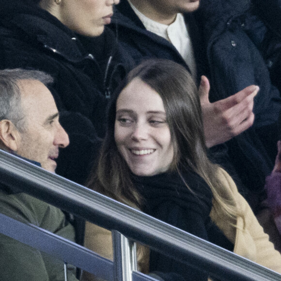 Elie Semoun et sa compagne dans les tribunes lors du match de Ligue 1 Uber Eats "PSG - Monaco (5-2)" au Parc Des Princes, le 24 novembre 2023. © Cyril Moreau/Bestimage