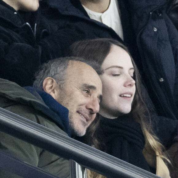 Elie Semoun et sa compagne dans les tribunes lors du match de Ligue 1 Uber Eats "PSG - Monaco (5-2)" au Parc Des Princes, le 24 novembre 2023. © Cyril Moreau/Bestimage