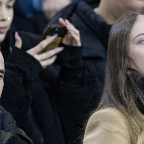 Elie Semoun et sa compagne dans les tribunes lors du match de Ligue 1 Uber Eats "PSG - Monaco (5-2)" au Parc Des Princes, le 24 novembre 2023. © Cyril Moreau/Bestimage