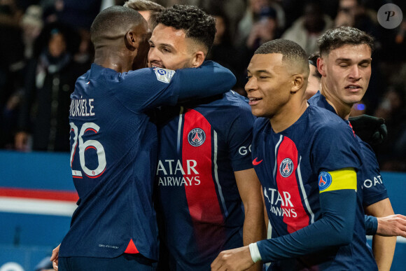 Joie des joueurs du Paris SG aprés le but de Gonzalo Ramos (Paris SG) lors du match de Ligue 1 Uber Eats "PSG - Monaco (5-2)" au Parc Des Princes, le 24 novembre 2023.