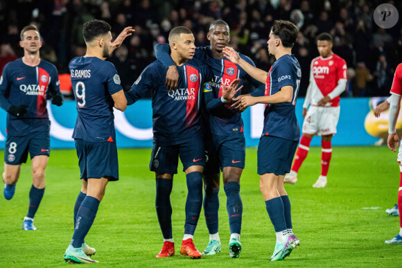 Joie des joueurs du Paris SG aprés le but de Kylian Mbappe (Paris SG) lors du match de Ligue 1 Uber Eats "PSG - Monaco (5-2)" au Parc Des Princes, le 24 novembre 2023.