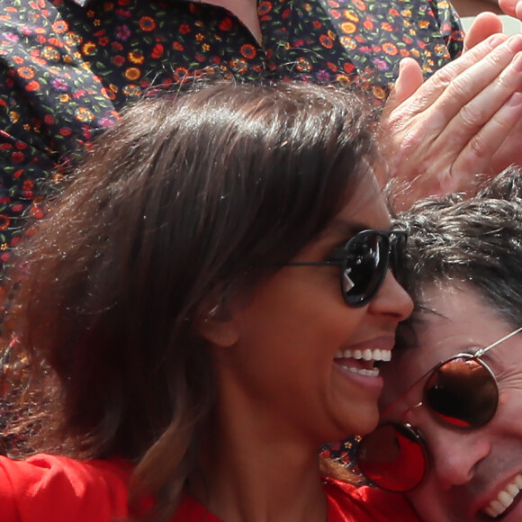 Stéphane Plaza et Karine Le Marchand plaisantent et s'amusent à Roland Garros - People dans les tribunes lors des internationaux de tennis de Roland Garros à Paris le 4 juin 2018 
