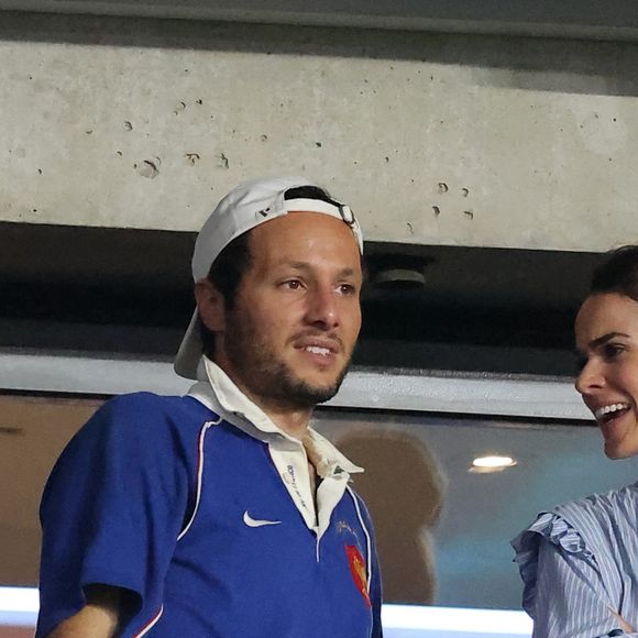 Le chanteur Vianney et sa femme Catherine Robert - People dans les tribunes lord du match d'ouverture de la Coupe du Monde de Rugby France 2023 avant le match de la Poule A entre la France et la Nouvelle-Zélande au Stade de France à Saint-Denis le 8 septembre 2023. © Dominique Jacovides/Bestimage 