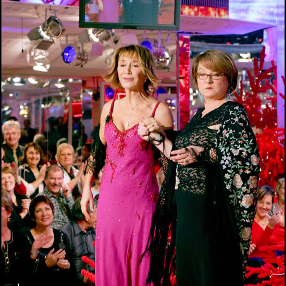 Marie-Anne Chazel et Josiane Balasko sur le plateau de Vivement dimanche en 2006