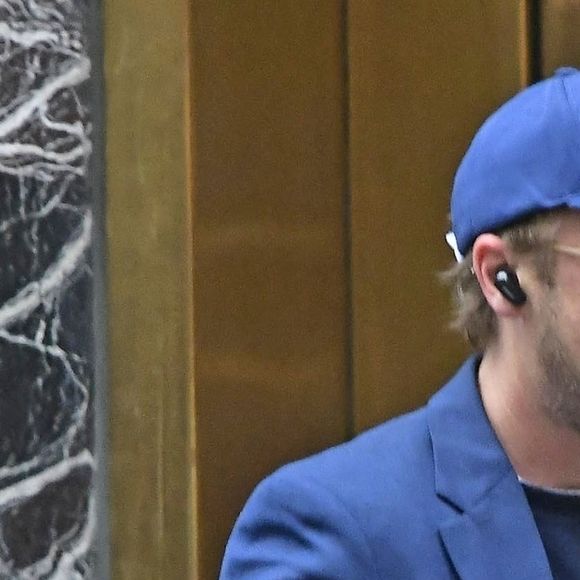 Exclusif - Tom Felton (Drago Malefoy dans la saga Harry Potter), allume une cigarette dans la rue à New York le 17 octobre 2022. 