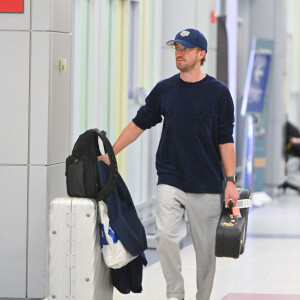 Exclusif - Tom Felton porte sa guitare en arrivant à l'aéroport JFK de New York City, New Yor, Etats-Unis, le 17 octobre 2022. 