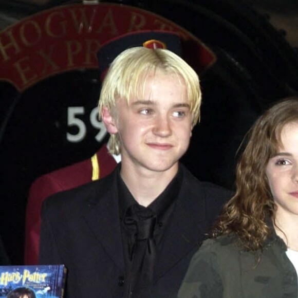 Mais de son rival dans la saga : Malfoy, incarné par Tom Felton.
Robbie Coltrane, Rupert Grint, Emma Watson et Tom Felton - Lancement du DVD du film "Harry Potter à l'école des sorciers". Londres. Le 9 mai 2002.