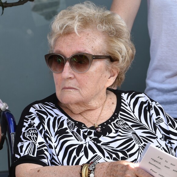 "Bernadette se ligue alors avec sa future belle-mère pour faire revenir le jeune Jacques".
Inauguration de la rue Jacques et Bernadette Chirac, par la femme de l'ancien président de la République, Bernadette Chirac et sa fille Claude, à Brive-la-Gaillarde. Le 8 juin 2018.