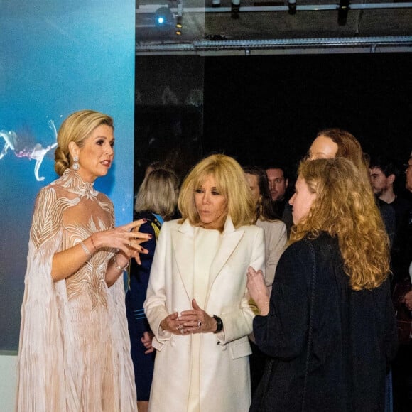 Ce même soir, sa mère Brigitte Macron passait la soirée dans un cadre radicalement différent, celui de  l'exposition "Sculpter les sens" d'Iris van Herpen au Musée des Arts Décoratifs de Paris
Brigitte Macron et la reine Maxima des Pays-Bas visitent l'exposition "Sculpter les sens" d'Iris van Herpen au Musée des Arts Décoratifs de Paris le 28 novembre 2023.