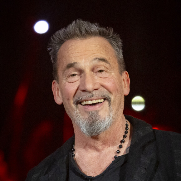 "Je me suis fait défoncer par le dernier protocole. Très bizarrement, cette chimio m'a laissé les cheveux et la barbe mais, en revanche, elle a détruit mes cellules", a-t-il confié.
Exclusif - Florent Pagny lors de l'enregistrement de l'émission "L'anniversaire secret" à Paris. Le 7 novembre 2023 © Cyril Moreau / Bestimage