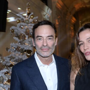 Exclusif - Anthony Delon, Zoé Félix - L'hôtel The Peninsula Paris présente son univers féérique pour Noël le 30 novembre 2023 . Bûches, couronne des Rois, Heure du Thé et cocktails de Noël ont été présentés par la cheffe pâtissière A. Coruble et le chef David Bizet qui oeuvrent chaque jour à créer des souvenirs mémorables pour les petits et les plus grands. The Peninsula Paris a célèbré l'esprit de Noël avec des animations féeriques qui ont donné le sourire à toute la famille. Entre traditions, délices gastronomiques, surprises et jolies idées de cadeaux, la saison de Noël à l'hôtel The Peninsula Paris laissera des souvenirs inoubliables aux petits comme aux grands. Les festivités se poursuivent dans tous les restaurants et bars, entre Heure du Thé, menus de fête et cocktails sur-mesure © Rachid Bellak / Bestimage