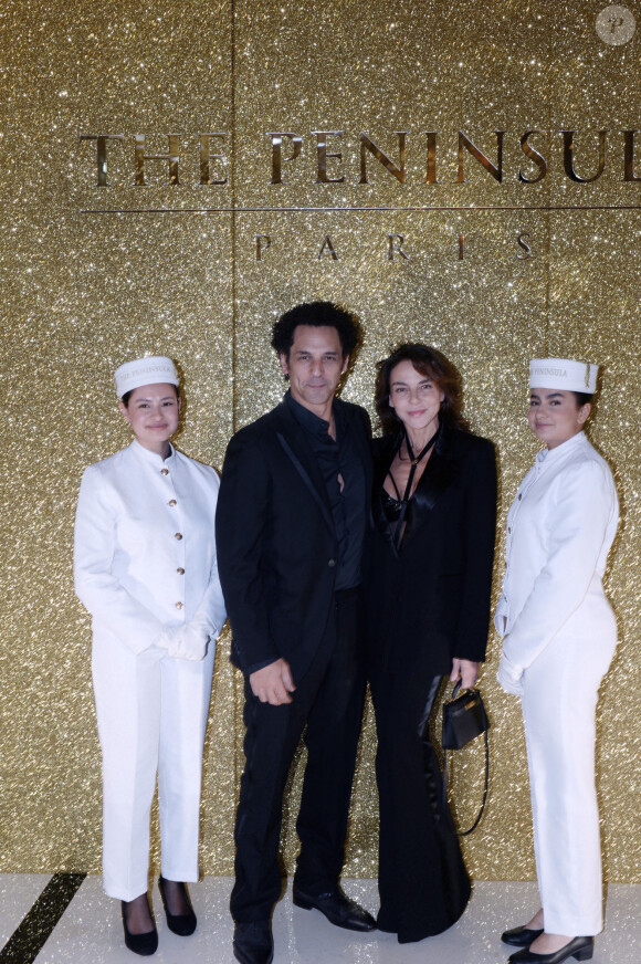 Exclusif - Sandra Sisley et son mari Tomer Sisley - L'hôtel The Peninsula Paris présente son univers féérique pour Noël le 30 novembre 2023 . Bûches, couronne des Rois, Heure du Thé et cocktails de Noël ont été présentés par la cheffe pâtissière A. Coruble et le chef David Bizet qui oeuvrent chaque jour à créer des souvenirs mémorables pour les petits et les plus grands. The Peninsula Paris a célèbré l'esprit de Noël avec des animations féeriques qui ont donné le sourire à toute la famille. Entre traditions, délices gastronomiques, surprises et jolies idées de cadeaux, la saison de Noël à l'hôtel The Peninsula Paris laissera des souvenirs inoubliables aux petits comme aux grands. Les festivités se poursuivent dans tous les restaurants et bars, entre Heure du Thé, menus de fête et cocktails sur-mesure © Rachid Bellak / Bestimage