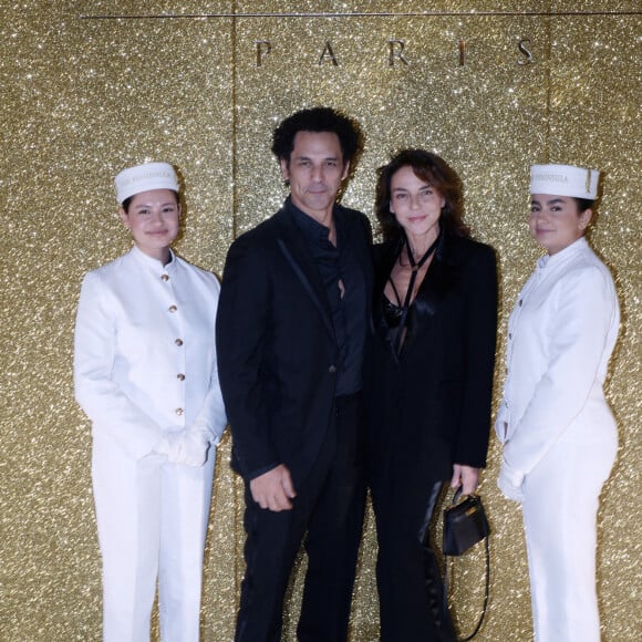 Exclusif - Sandra Sisley et son mari Tomer Sisley - L'hôtel The Peninsula Paris présente son univers féérique pour Noël le 30 novembre 2023 . Bûches, couronne des Rois, Heure du Thé et cocktails de Noël ont été présentés par la cheffe pâtissière A. Coruble et le chef David Bizet qui oeuvrent chaque jour à créer des souvenirs mémorables pour les petits et les plus grands. The Peninsula Paris a célèbré l'esprit de Noël avec des animations féeriques qui ont donné le sourire à toute la famille. Entre traditions, délices gastronomiques, surprises et jolies idées de cadeaux, la saison de Noël à l'hôtel The Peninsula Paris laissera des souvenirs inoubliables aux petits comme aux grands. Les festivités se poursuivent dans tous les restaurants et bars, entre Heure du Thé, menus de fête et cocktails sur-mesure © Rachid Bellak / Bestimage