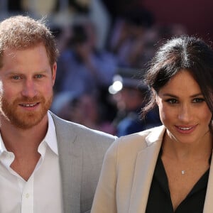 Le prince Harry et Meghan Markle saluent les habitants de Chichester dans le Sussex le 3 octobre 2018. C'est le premier déplacement officiel du duc et de la duchesse de Sussex dans la région. 