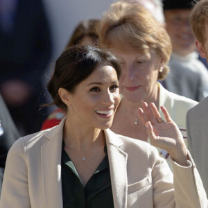 Le prince Harry et Meghan Markle saluent les habitants de Chichester dans le Sussex le 3 octobre 2018. C'est le premier déplacement officiel du duc et de la duchesse de Sussex dans la région. 