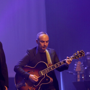 Exclusif - Thomas Dutronc et son guitariste Rocky - 16ème Gala de la Fondation " Recherche Alzheimer " à l'Olympia à Paris. Le 20 mars 2023 © Bertrand Rindoff Petroff / Bestimage 