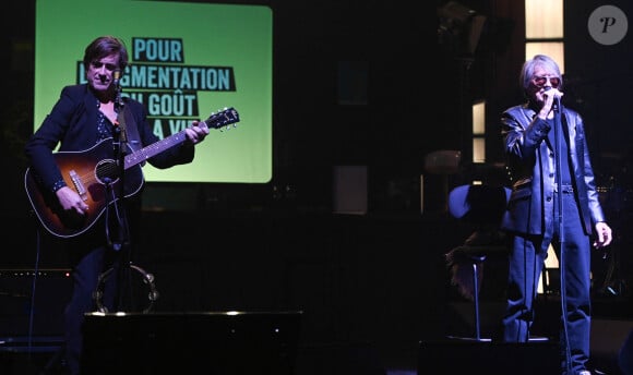 Jacques Dutronc et Thomas Dutronc en showcase de leur tournée "Dutronc & Dutronc" au Centre Evénementiel de Courbevoie le 11 avril 2022. © Coadic Guirec/Bestimage