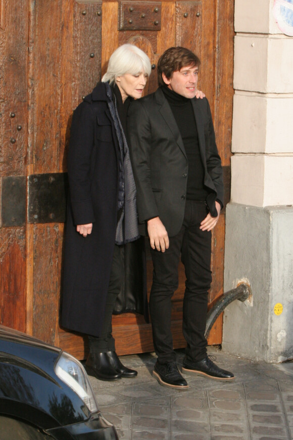 Exclusif - Françoise Hardy et son fils Thomas Dutronc se baladent le long des quais de l'Île Saint-Louis à Paris, France, le 2 novembre 2016.