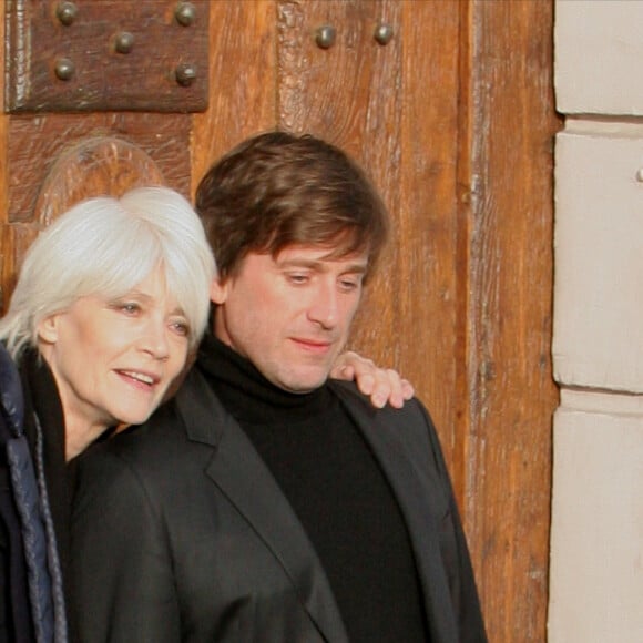 Exclusif - Françoise Hardy et son fils Thomas Dutronc se baladent le long des quais de l'Île Saint-Louis à Paris, France, le 2 novembre 2016.