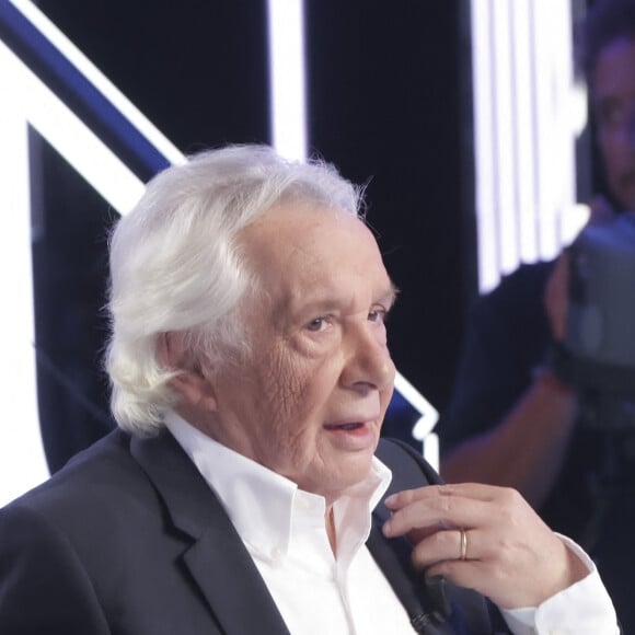 "De plus amples informations seront communiquées en début de semaine. L'artiste et la production sont désolés pour la gêne occasionnée." peut-on lire sur le Facebook de l'artiste.
Exclusif - Michel Sardou sur le plateau de l'émission Touche pas à mon poste (TPMP) présentée en direct par C.Hanouna et diffusée sur C8 le 29 août 2022. © Jack Tribeca / Bestimage 