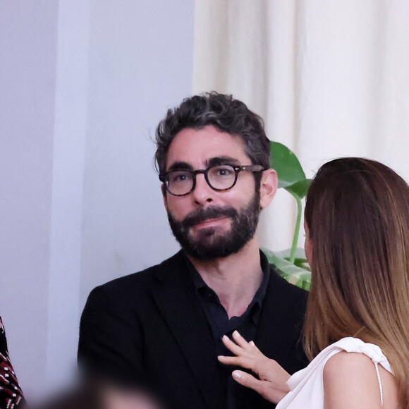 Élégante dans une longue robe blanche, l'actrice a pu décerner avec Jessica Chastain, présidente du jury de cette édition, l'Etoile d'Or décernée au film marocain La mère de tous les mensonges d'Asmae El Moudir
Camille Cottin accompagnée de son compagnon Benjamin Mahon et de leur fille Anna Paloma au photocall de cérémonie de clôture du 20ème Festival International du Film de Marrakech, Maroc, le 2 décembre 2023. © Dominique Jacovides/Bestimage 