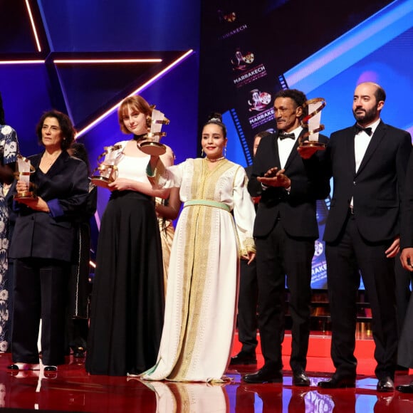 Jessica Chastain entourée des laurèats lors de la cérémonie de clôture et de la remise des prix du 20ème Festival International du Film de Marrakech, Maroc, le 2 décembre 2023. © Dominique Jacovides/Bestimage 