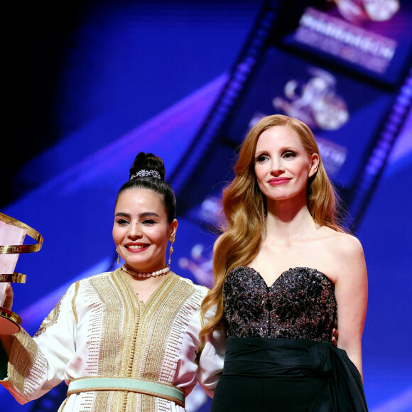 Asmae El Moudir reçoit L'Etoile d'Or pour son film "La mère de tous les mensonges", Jessica Chastain lors de la cérémonie de clôture et de la remise des prix du 20ème Festival International du Film de Marrakech, Maroc, le 2 décembre 2023. © Dominique Jacovides/Bestimage 