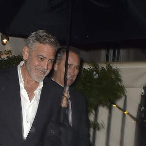 George Clooney à la sortie du club "The Twenty Two" à Londres le 3 décembre 2023.