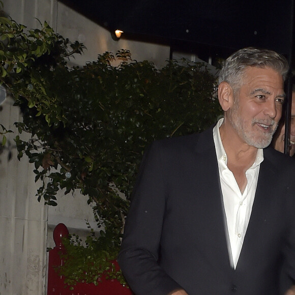 George Clooney à la sortie du club "The Twenty Two" à Londres le 3 décembre 2023.