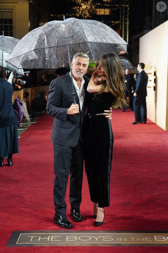Amal Clooney et George Clooney arrivent à l'avant-première du film" The Boys in the Boat" au Curzon Mayfair à Londres, le dimanche 3 décembre 2023 Photo : Stephen Lock/i-Images/ABACAPRESS.COM