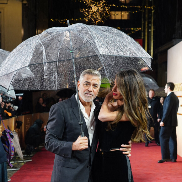 Amal Clooney et George Clooney arrivent à l'avant-première du film" The Boys in the Boat" au Curzon Mayfair à Londres, le dimanche 3 décembre 2023 Photo : Stephen Lock/i-Images/ABACAPRESS.COM