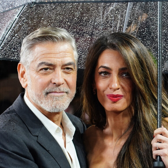 Amal Clooney et George Clooney arrivent à l'avant-première du film" The Boys in the Boat" au Curzon Mayfair à Londres, le dimanche 3 décembre 2023 Photo : Ian West/PA Wire/ABACAPRESS.COM