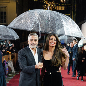 La belle a bravé la pluie dans un ensemble pantalon en velours qui mettait sa silhouette parfaite en valeur
Amal Clooney et George Clooney arrivent à l'avant-première du film" The Boys in the Boat" au Curzon Mayfair à Londres, le dimanche 3 décembre 2023 Photo : Ian West/PA Wire
