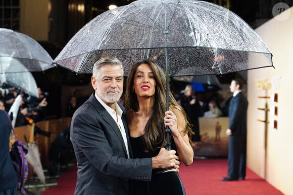 Amal Clooney et George Clooney arrivent à l'avant-première du film" The Boys in the Boat" au Curzon Mayfair à Londres, le dimanche 3 décembre 2023 Photo : Ian West/PA Wire